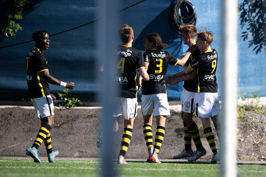 s Marcus Valgma jublar med lagkamrater