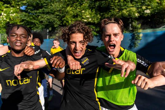 s Taha Ayari och Simon Törngren jublar