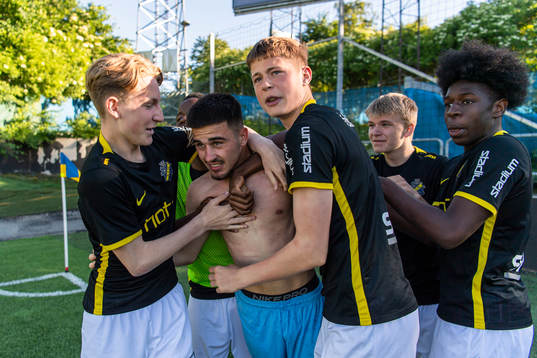 s målvakt Akis Gkoulios jublar med lagkamrater