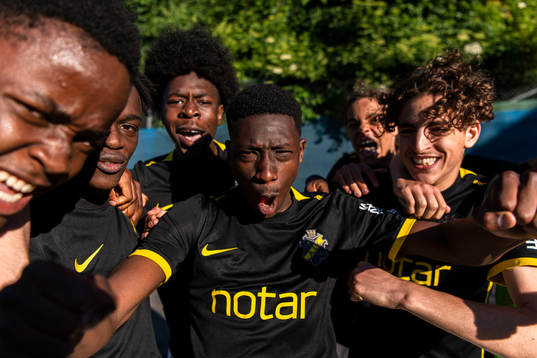 s Degome Dibaga och Taha Ayari jublar