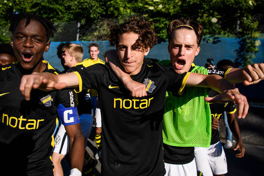 s Manaf Rawufu, Taha Ayari och Simon Törngren jublar