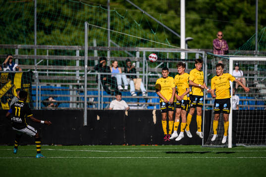s Manaf Rawufu slår en frispark mot Elfsborgs Hari