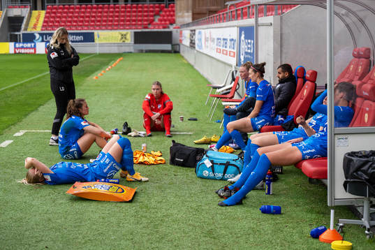 Kalmars spelare samt tränare David Roufpanah deppar