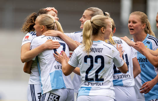 Djurgårdens Julia Walentowicz jublar med lagkamrater