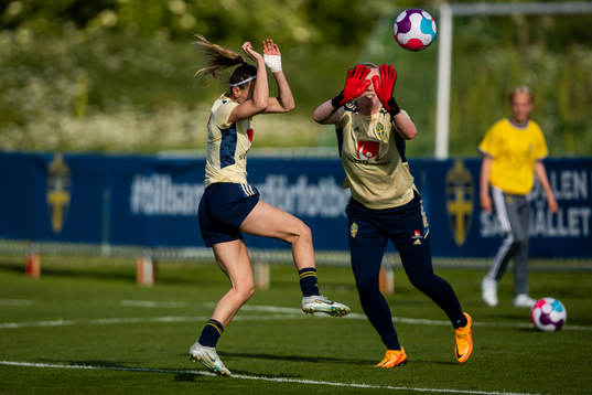 Kosovare Asllani and goalkeeper Hedvig Lindahl of the