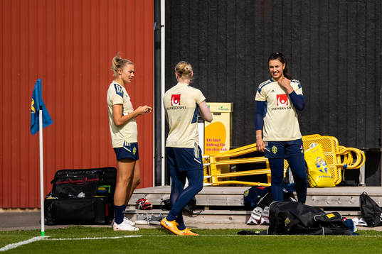 Magdalena Eriksson, goalkeeper Hedvig Lindahl and
