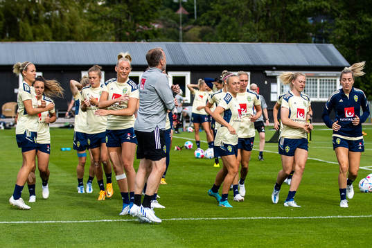Stina Blackstenius and Hanna Bennisson of the Swedish