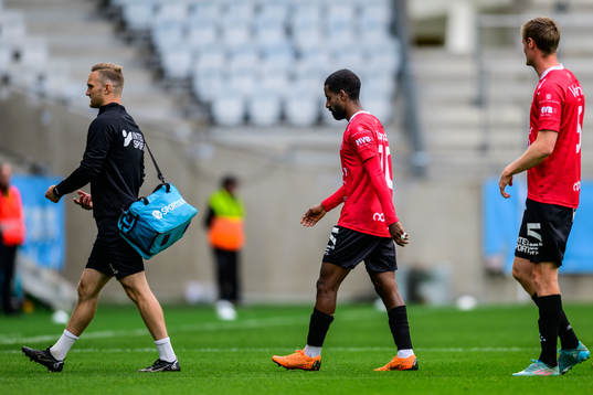 Trelleborgs Mohammed Saeid lämnar planen med en skada