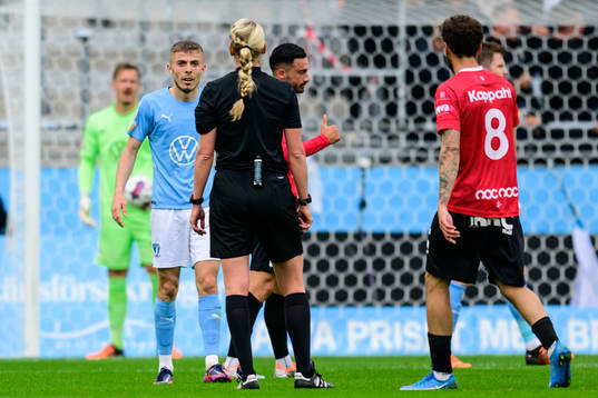 Malmö FFs Patriot Sejdiu och domare Tess Olofsson