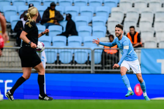 Malmö FFs Erdal Rakip träffar domare Tess Olofsson