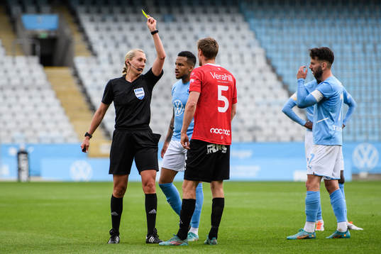 domare Tess Olofsson visar ett gult kort till Malmö FFs