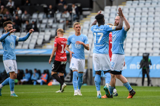 Malmö FFs Jo Inge Berget jublar med lagkamrater