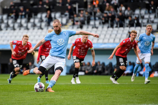 Malmö FFs Jo Inge Berget gör 2-0 på straffspark