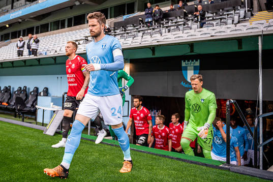 Malmö FFs Lasse Nielsen och målvakt Johan Dahlin gör