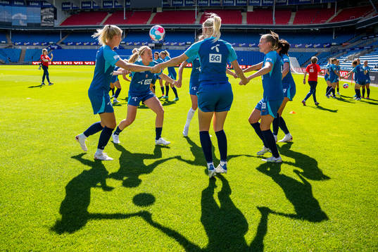 Julie Blakstad, Frida Maanum and players of the Norwegian