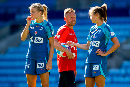 Ada Hegerberg, head coach Martin Sjögren and Caroline