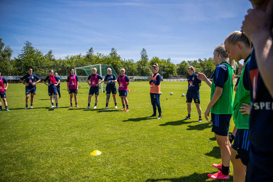 Tränare Johanna Almgren instruerar spelare