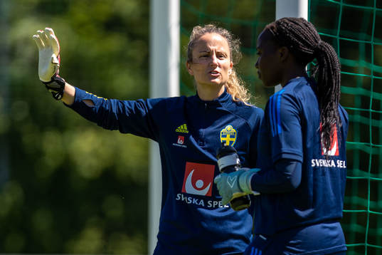 Målvaktstränare Sofia Lundgren och målvakt Angel Mukasa