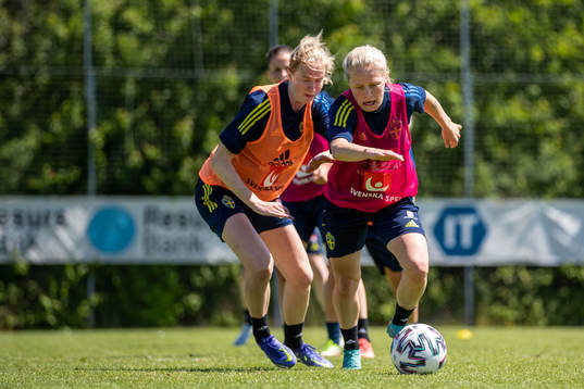 Emilia Larssonunder en träning med Sveriges U23 damlandslag