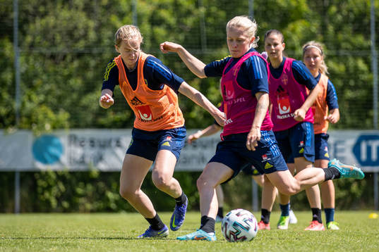Emilia Larssonunder en träning med Sveriges U23 damlandslag