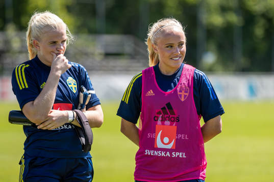 Målvakt Emma Holmgren och Alva Selerud