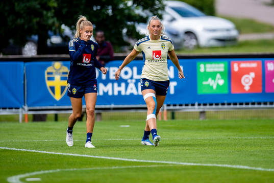 Amanda Nildén and Stina Blackstenius of Sweden