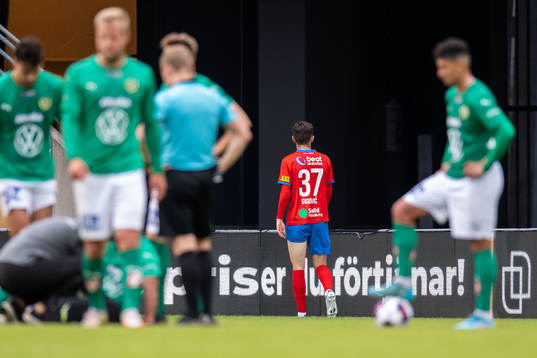 Helsingborgs Armin Gigovic lämnar plan
