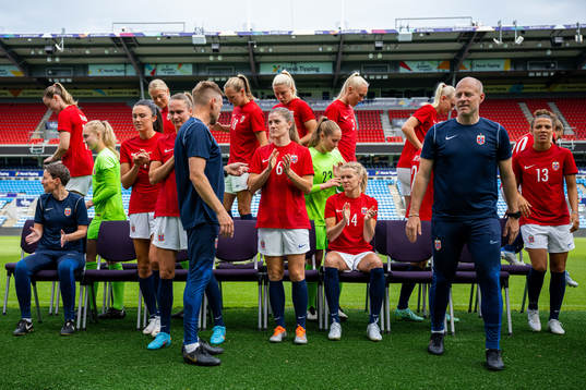 Maren Mjelde, players and staff of the Norwegian women's