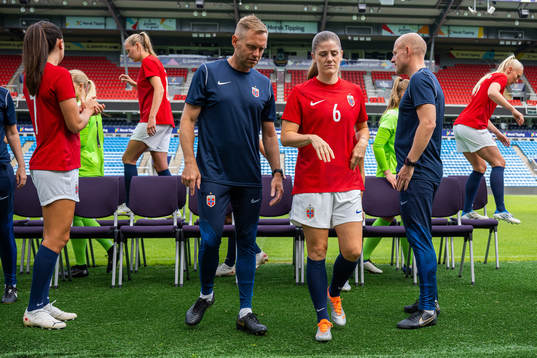 Head coach Martin Sjögren and Maren Mjelde of the