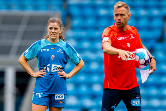Maren Mjelde and Martin Sjögren, head coach of the