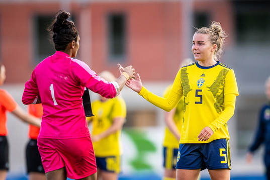 Goalkeeper Aditi Chauhan of India and Ebba Hed of Sweden