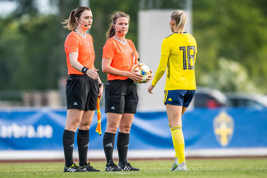 Assistant referee Line Cathrine Nymoen and referee Emilia