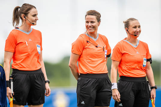 Assistant referee Line Cathrine Nymoen, referee Emilia