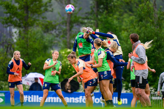 Goalkeeper Zećira Mušović and Lina Hurtig