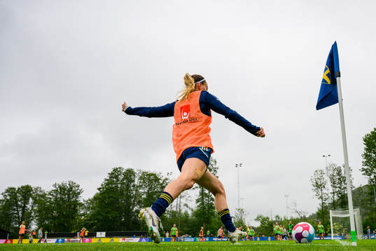 Kosovare Asllani shoots a corner kick