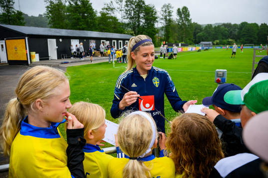 Olivia Schough signs autographs
