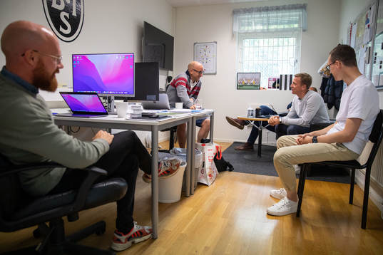 Landskronas sportchef Erik Edman i ett möte med
