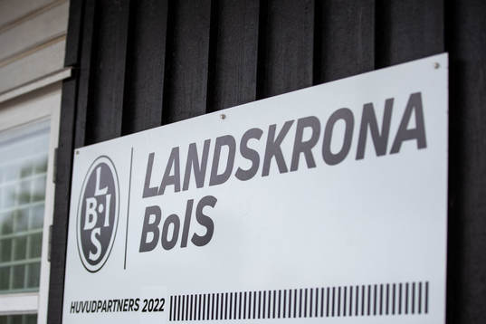 Landskronas klubbmärke på en skylt