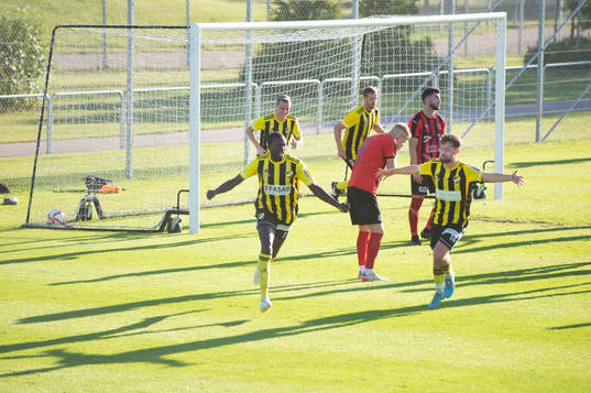 Mohammed Mbye har gjort 2-1 till IFK Hässleholm i matchen