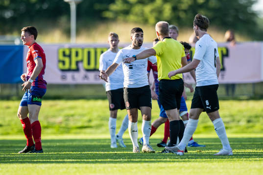 Hittarps Johan Ozmanov  reagerar på ett domslut