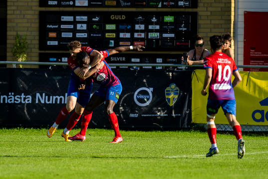 Höganäs Indrit Shala och Oke Akpoveta jublar