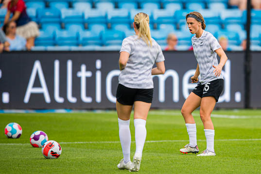 Daisy Cleverley of New Zealand warms up