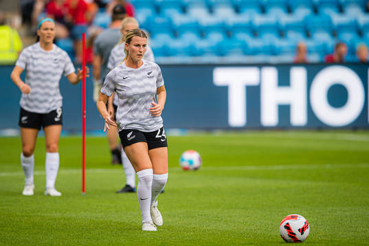 Ally Green of New Zealand warms up