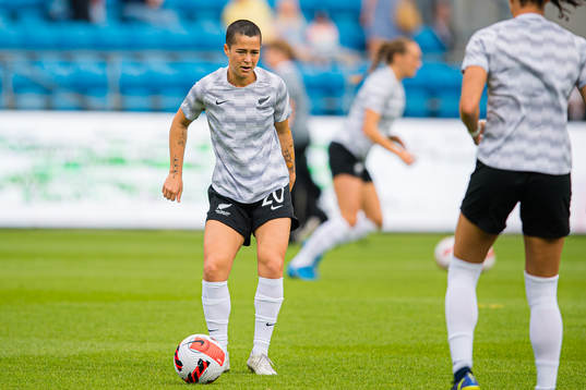 Malia Steinmetz of New Zealand warms up