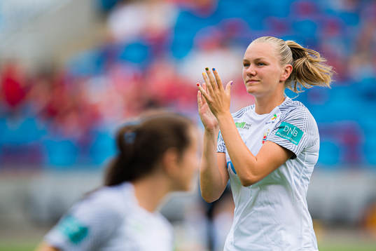 Frida Leonhardsen Maanum of Norway warms up