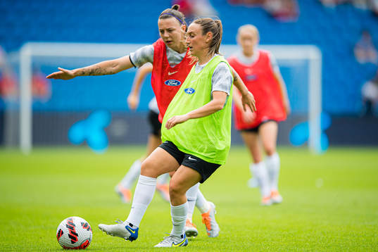 Annalie Longo of New Zealand warms up