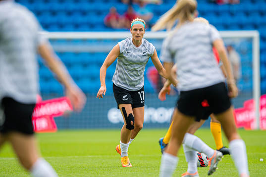 Hannah Wilkinson of New Zealand warms up