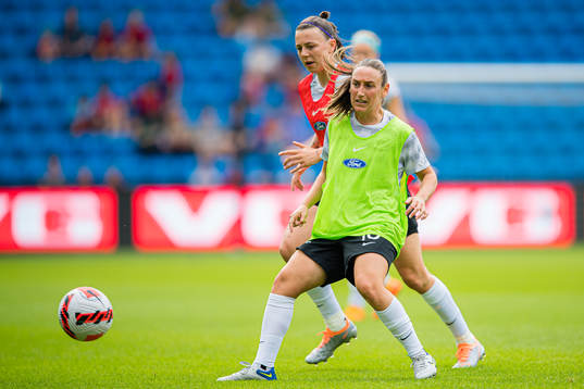 Annalie Longo of New Zealand warms up