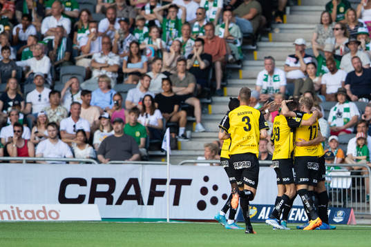 Häckens Alexander Jeremejeff jublar med lagkamrater
