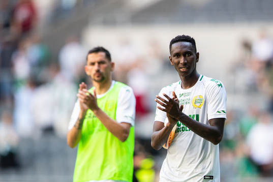 Hammarbys Bubacarr Trawally tackar publiken
